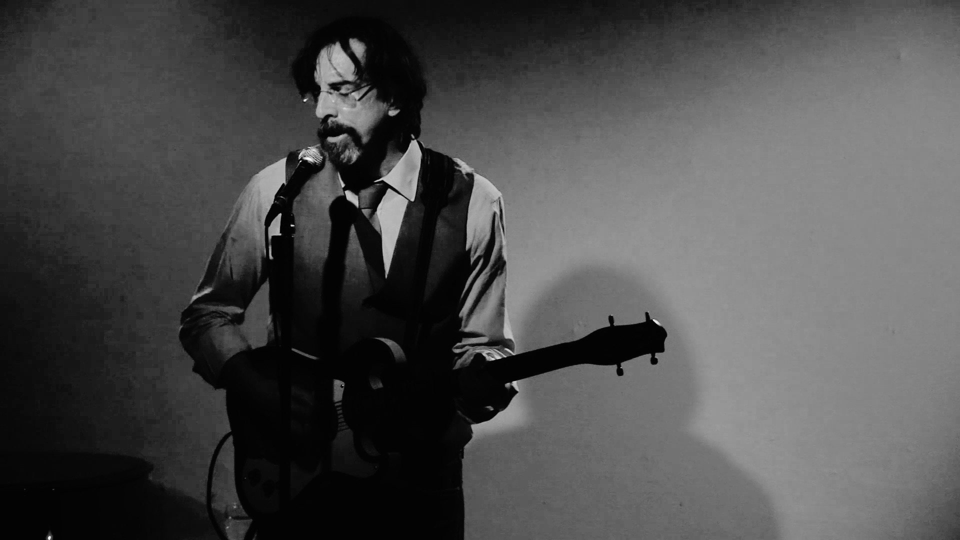 Ritt singing at the microphone with an electric ukulele